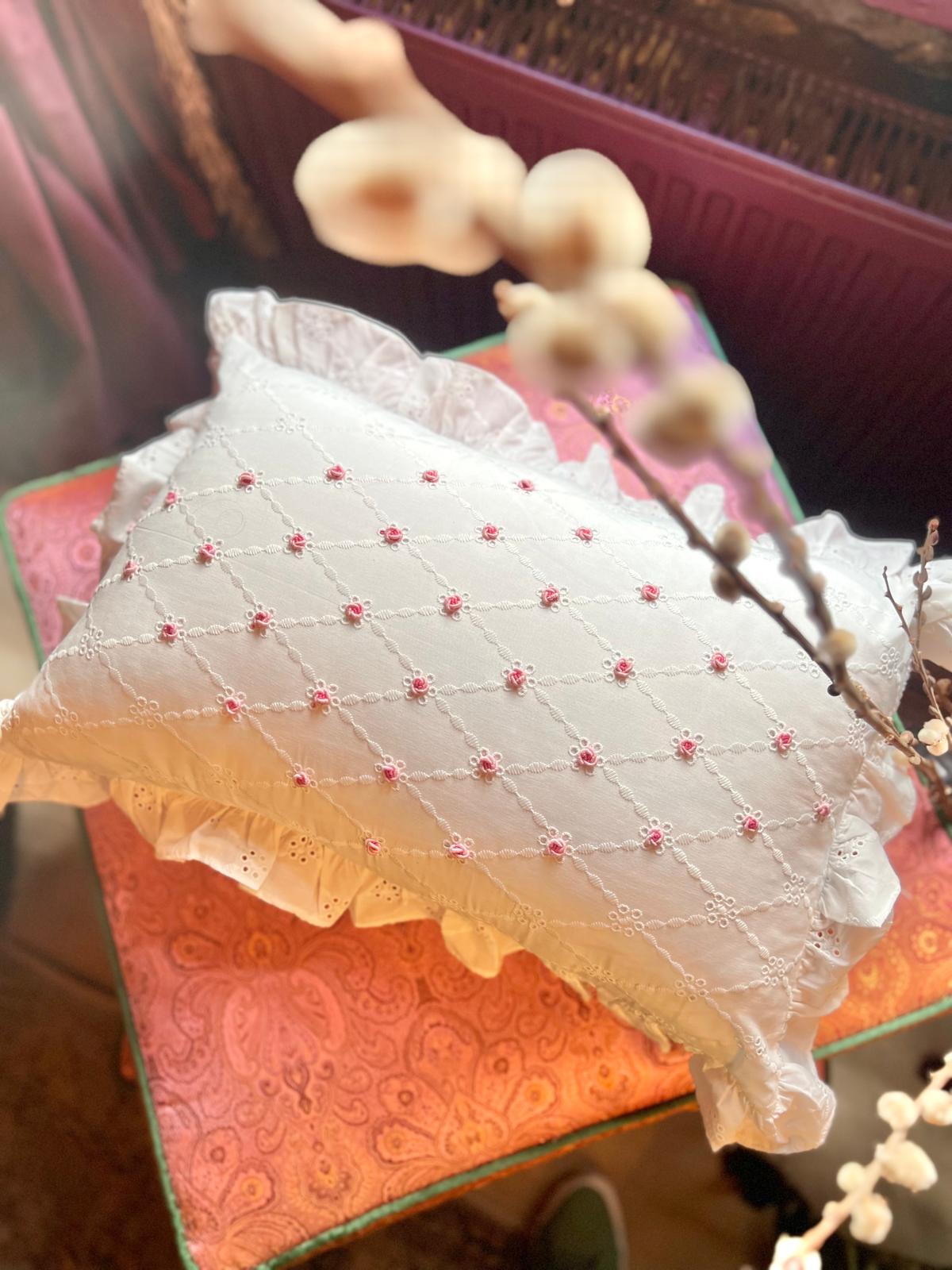 Gül Pembe Fırfırlı Yastık