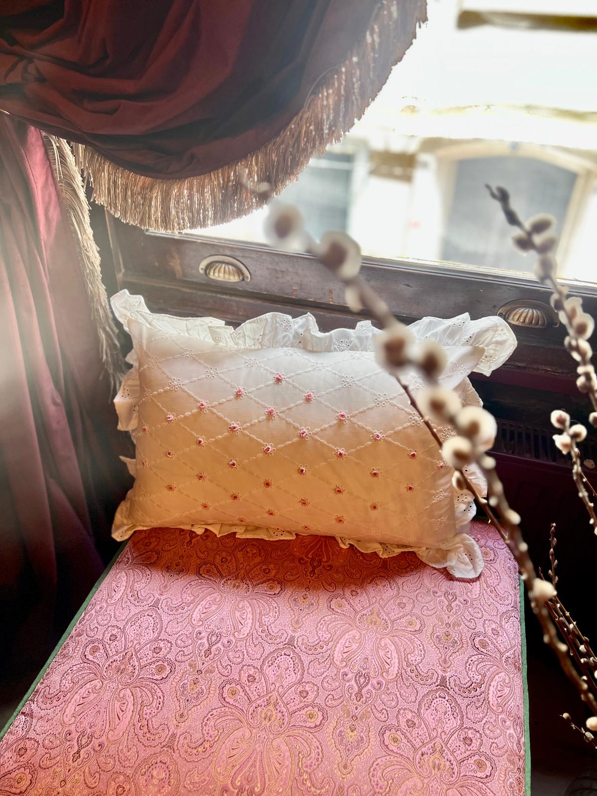 Gül Pembe Fırfırlı Yastık