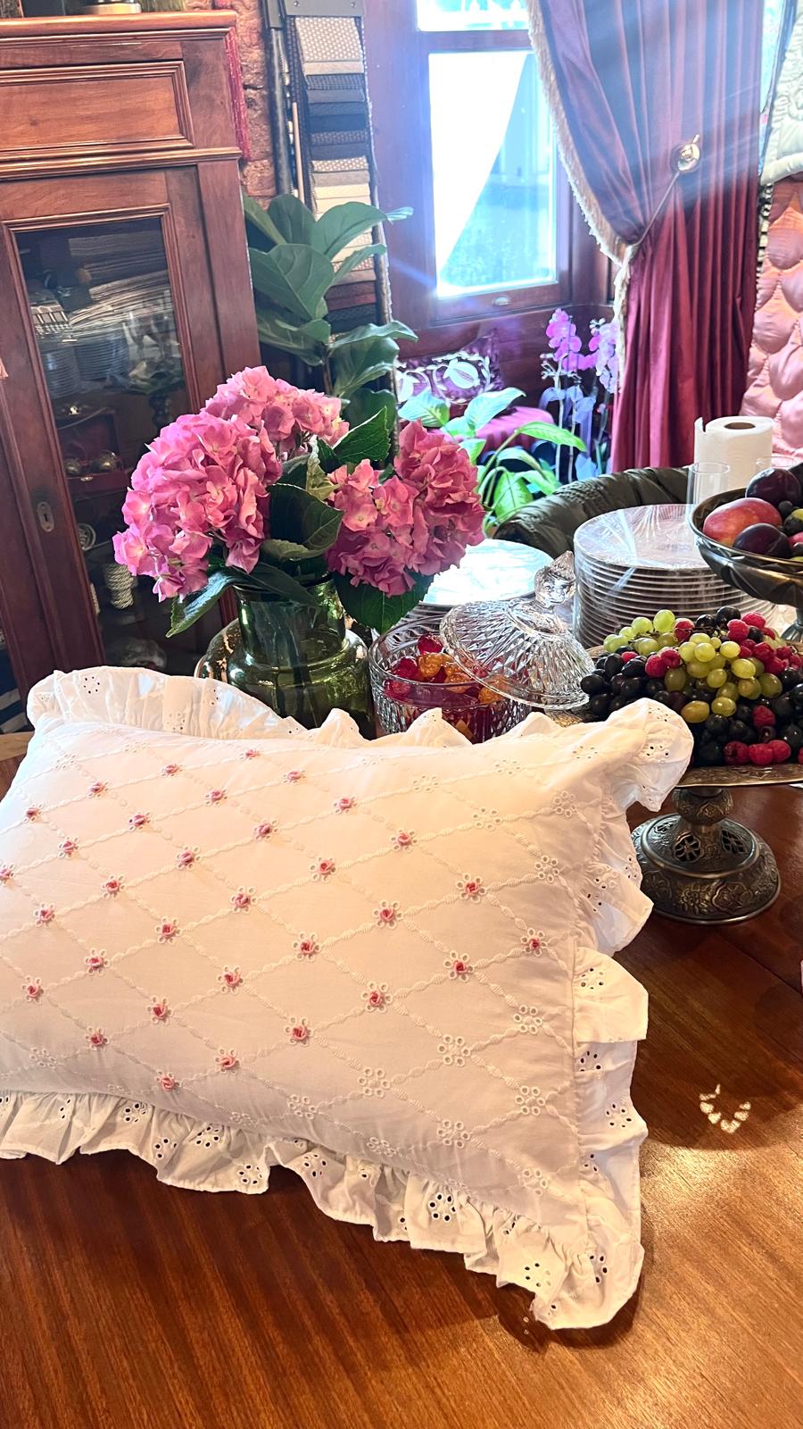 Gül Pembe Fırfırlı Yastık