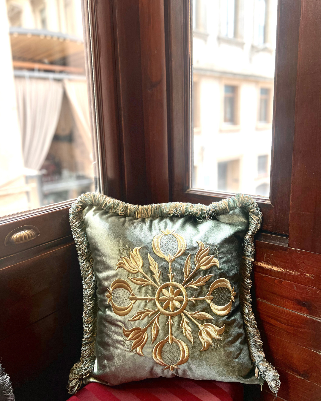 Bereket Motifli Dekoratif İpek Kadife Yastık